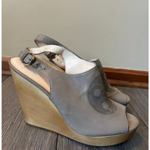 Coach Jade Wedge Platform Leather Laser Cut-out Open Peep Toe Taupe Gray W
11B - Picture 5 of 12